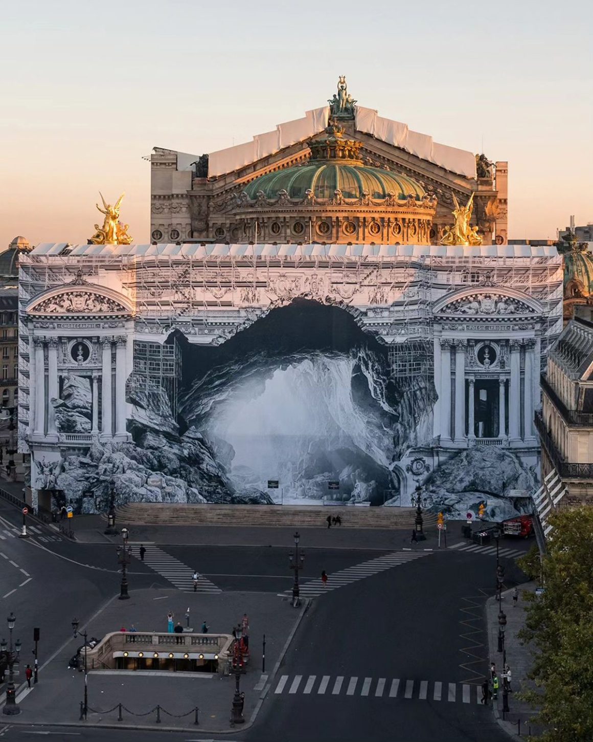 Paris Jr Cache Les Travaux De Lop Ra Garnier Avec Un Trompe L Il G Ant