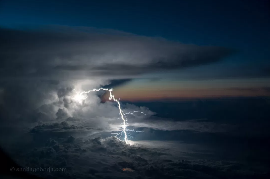 Ce pilote photographie des orages dans le ciel