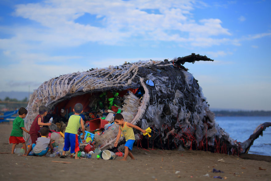 Cette baleine échouée est remplie de plastiques pour sensibiliser à la pollution