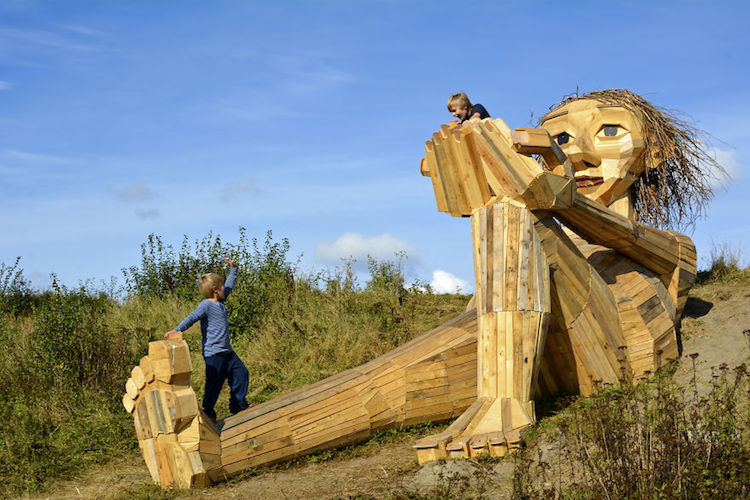 Des sculptures impressionnantes de géants en bois cachées dans les forêts