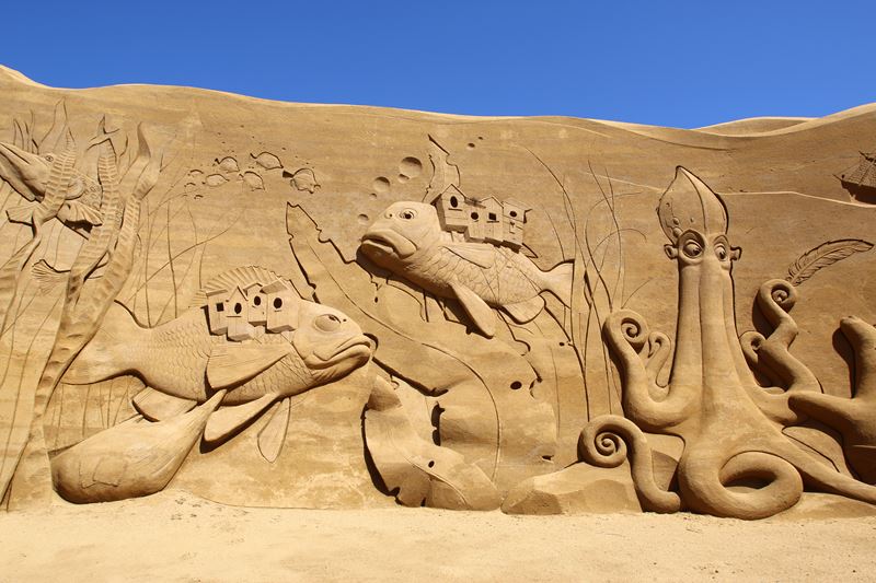 Les sculptures sur sable à marée basse : un art éphémère et saisissant
