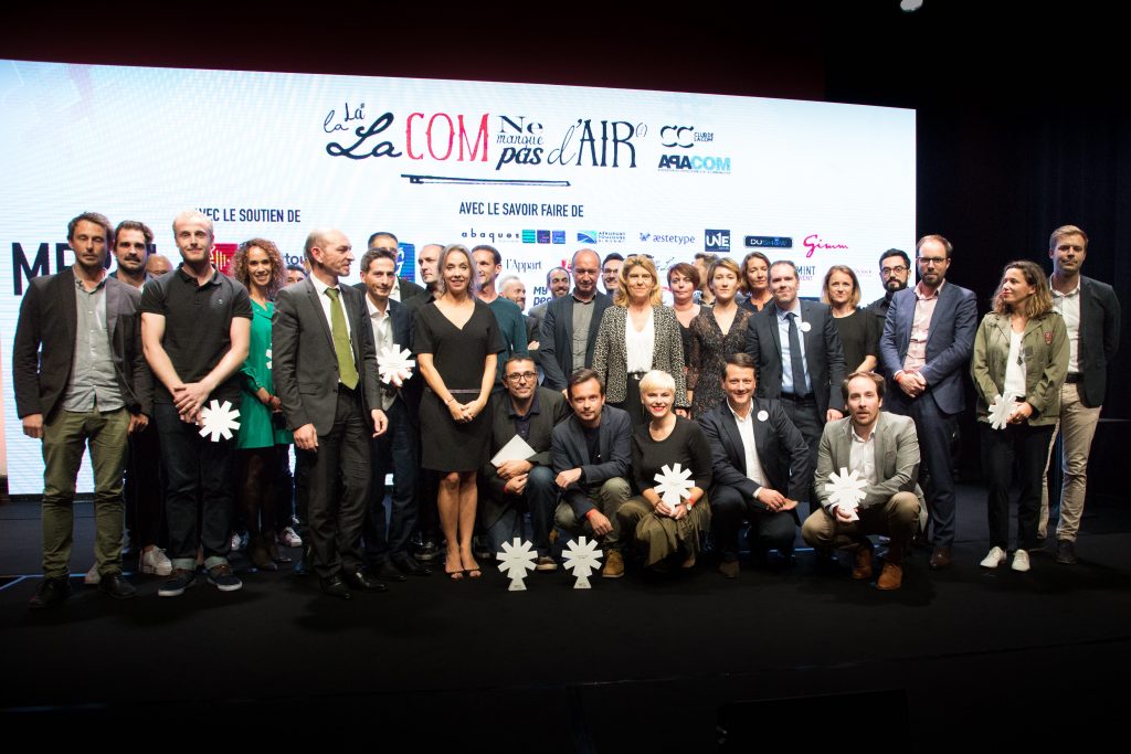 Photo finale rassemblant le jury et les lauréats des Trophées de la Com' 2017