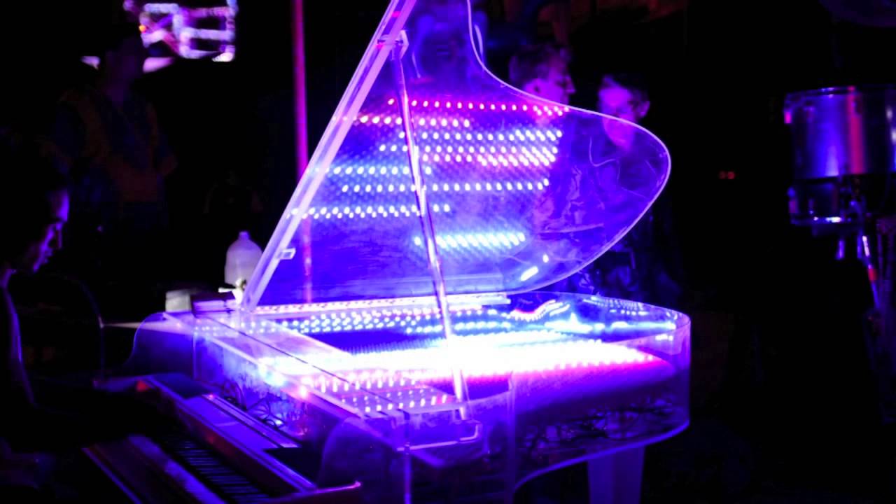 Ce piano à queue s'illumine selon les notes qui sont jouées