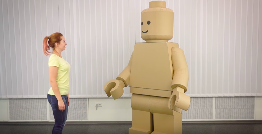 Ce créatif montre comment construire un costume LEGO géant pour Halloween