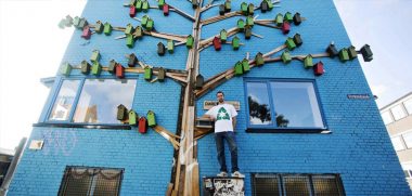 Il installe 3500 nichoirs pour créer une oeuvre street art à travers le Danemark