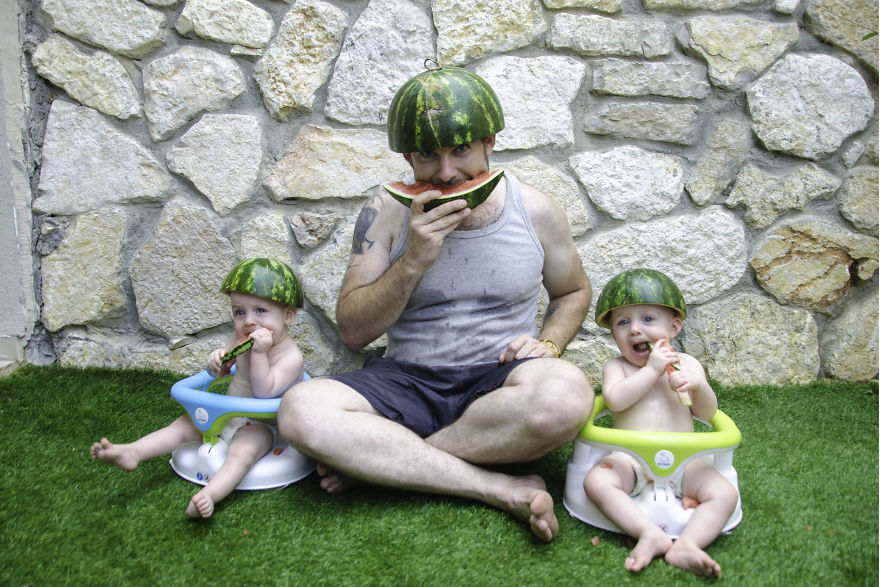 Ce papa créatif réalise un projet photo délirant avec ses jumeaux