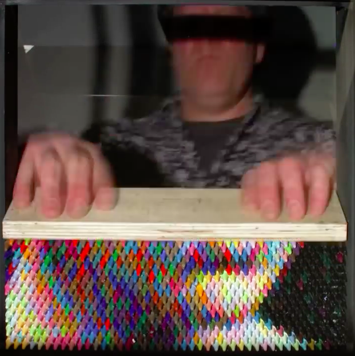 Christian Faur joue avec des crayons pour les transformer en pixels