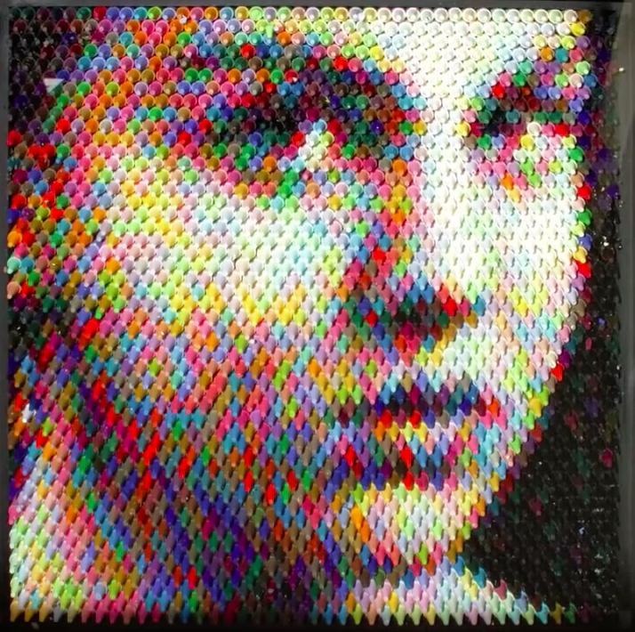 Christian Faur joue avec des crayons pour les transformer en pixels