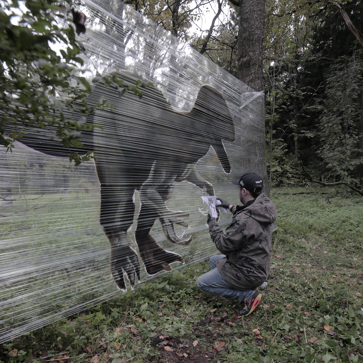 Evgeny Ches peint sur cellophane pour créer des illusions impressionnantes