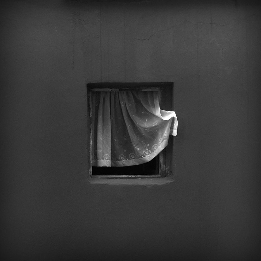Pendant 12 ans, Alper Yesiltas photographie la même fenêtre jusqu'à sa destruction