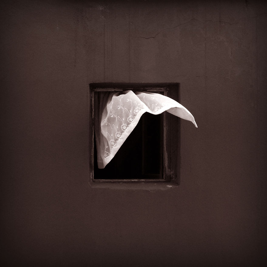 Pendant 12 ans, Alper Yesiltas photographie la même fenêtre jusqu'à sa destruction