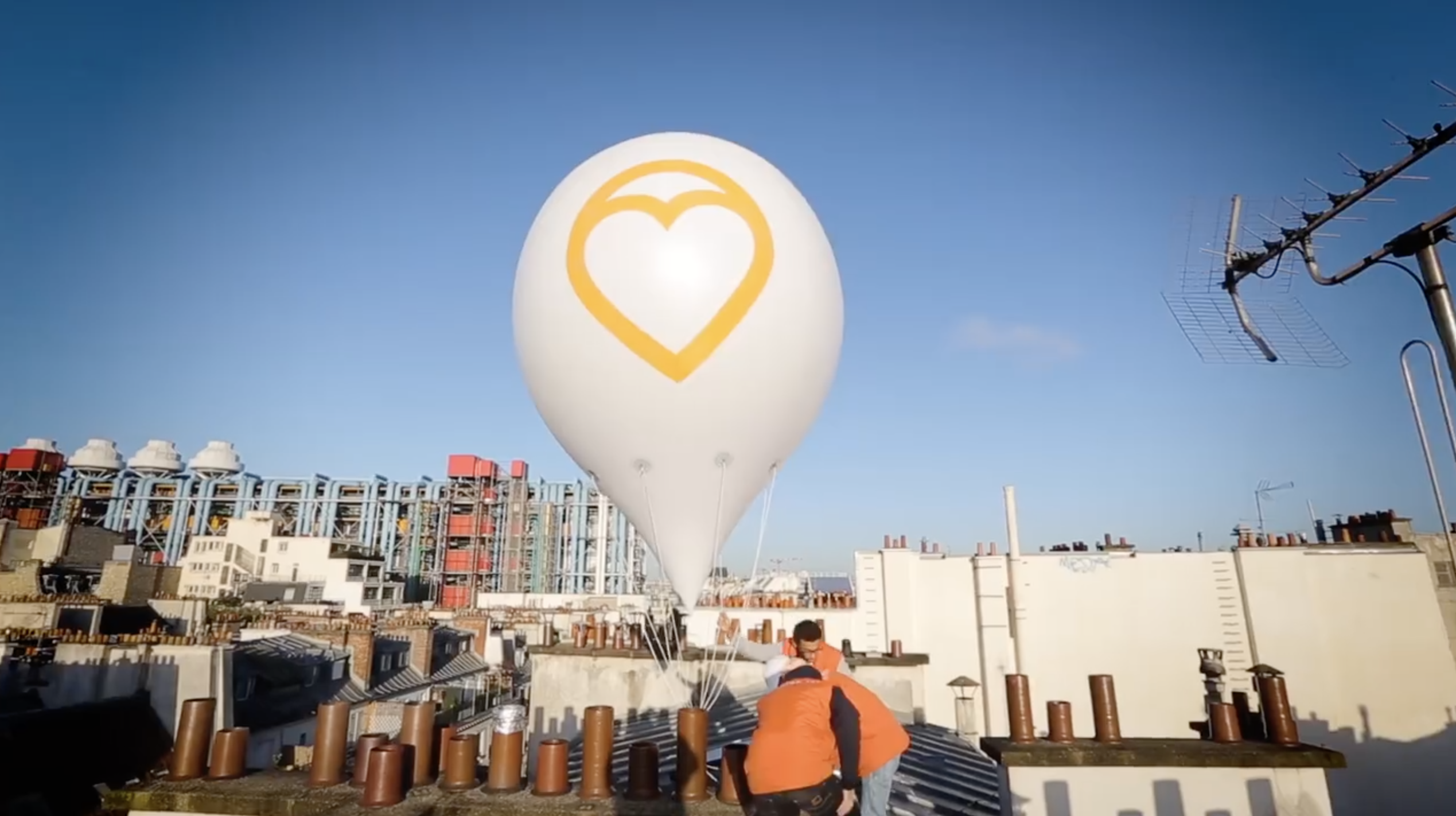 Bien'ici : le site immobilier attache des ballons sur le toit de ses biens à Paris
