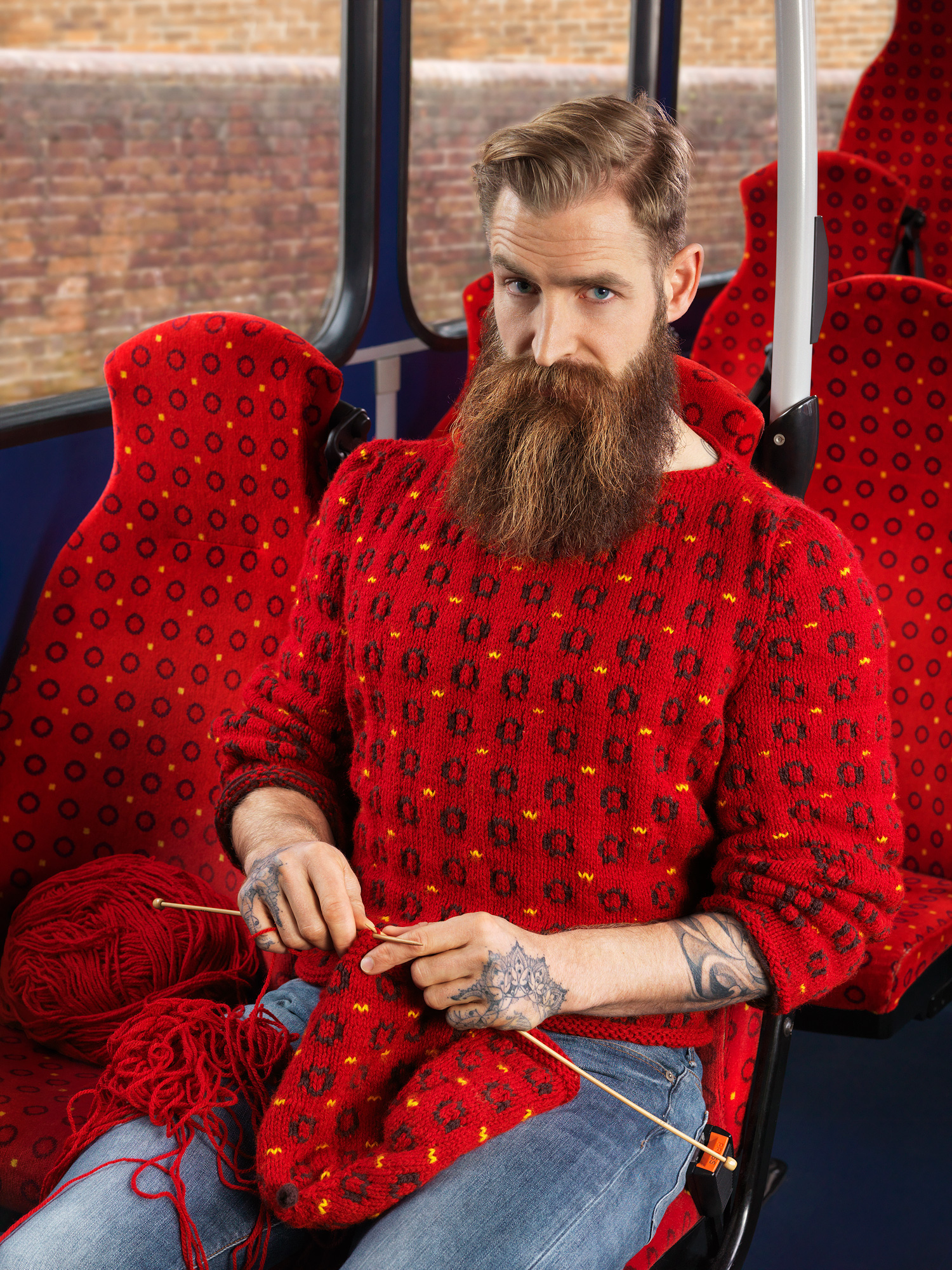 Cet artiste rend ses modèles invisibles en tricotant l'environnement