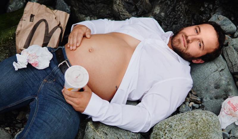 Il parodie les photos de grossesse de sa femme après un tour au McDo