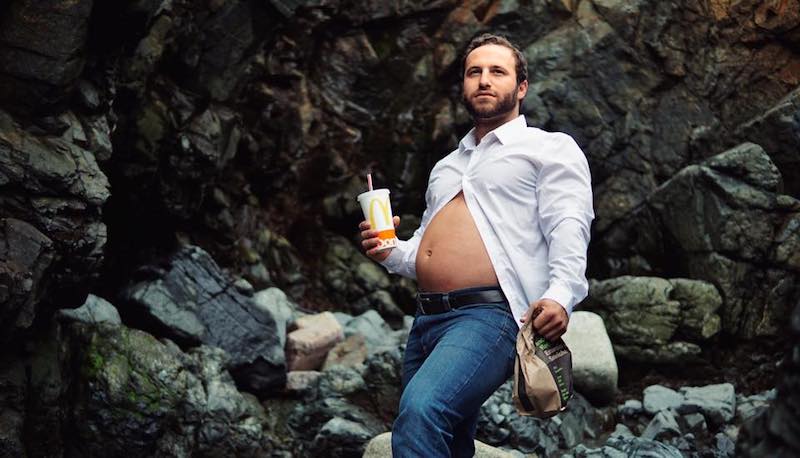 Il parodie les photos de grossesse de sa femme après un tour au McDo