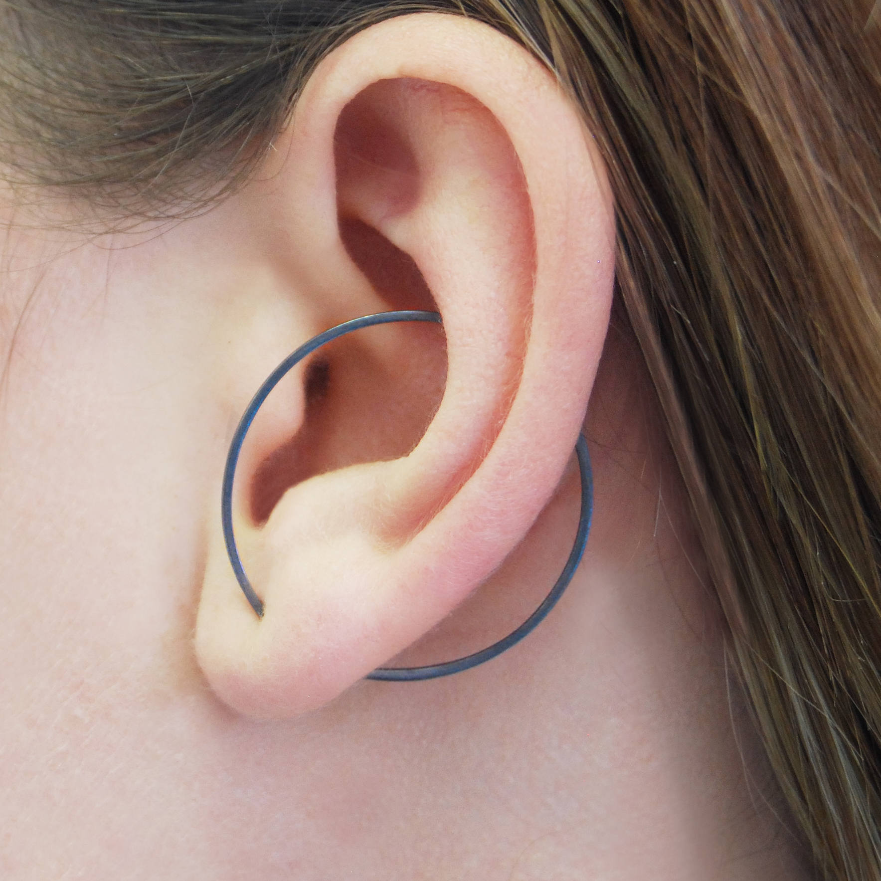 Otis Jaxon crée des boucles d'oreilles jouant avec de petites illusions d'optique