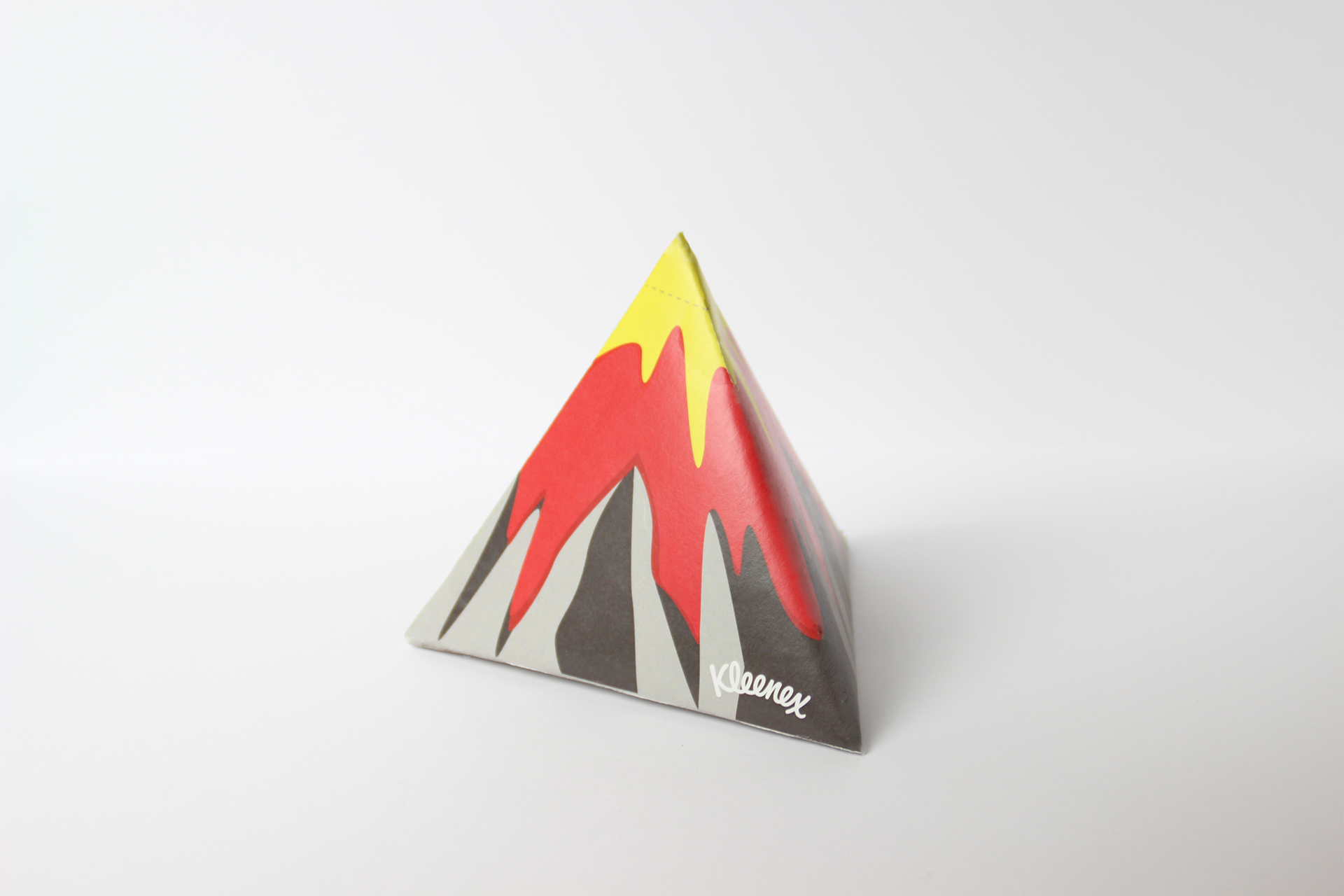 Myrto Lazaridou crée un packaging de boîte à mouchoirs à la manière d'un volcan