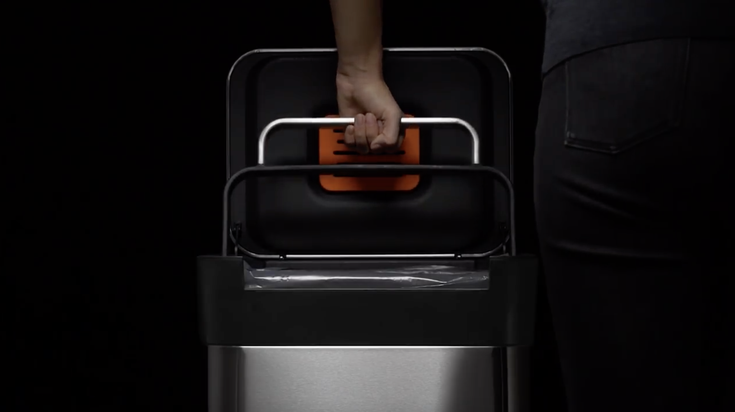 Titan : la poubelle qui compacte vos déchets en un simple geste