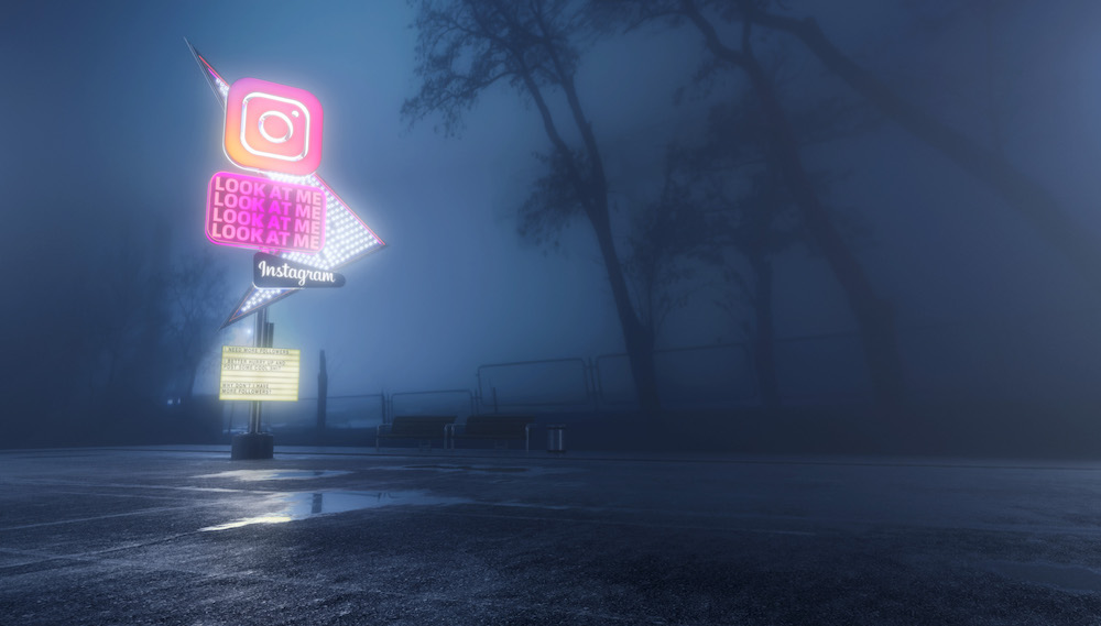 Mike Campau tacle les réseaux sociaux façon publicités américaine avec des néons