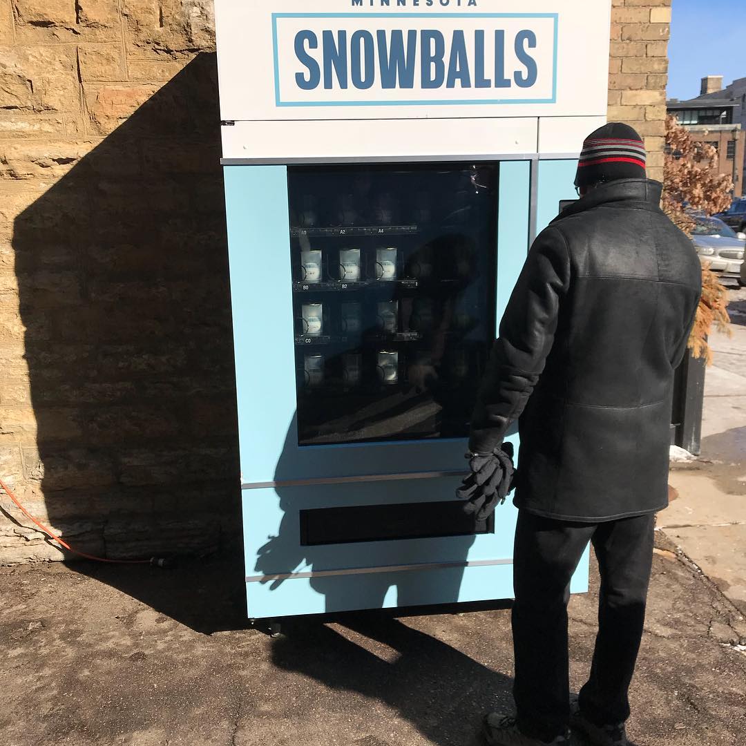 Ce distributeur vend des boules de neige à 1 dollar pour les lancer sur vos amis