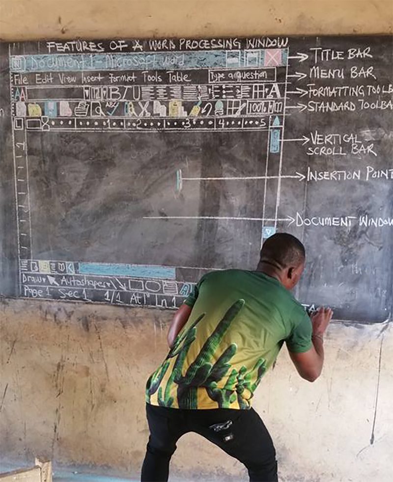 Au Ghana, ce prof dessine sur un tableau noir pour apprendre Word à ses élèves