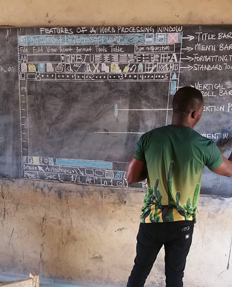 Au Ghana, ce prof dessine sur un tableau noir pour apprendre Word à ses élèves