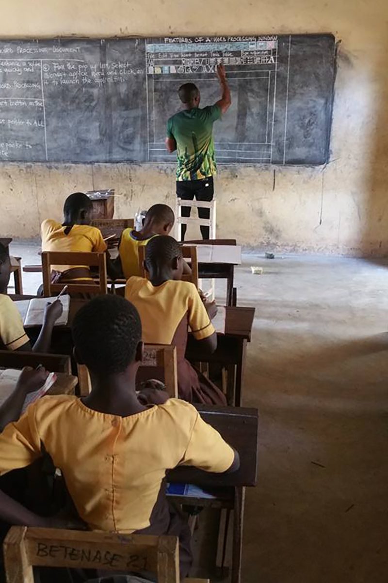 Au Ghana, ce prof dessine sur un tableau noir pour apprendre Word à ses élèves