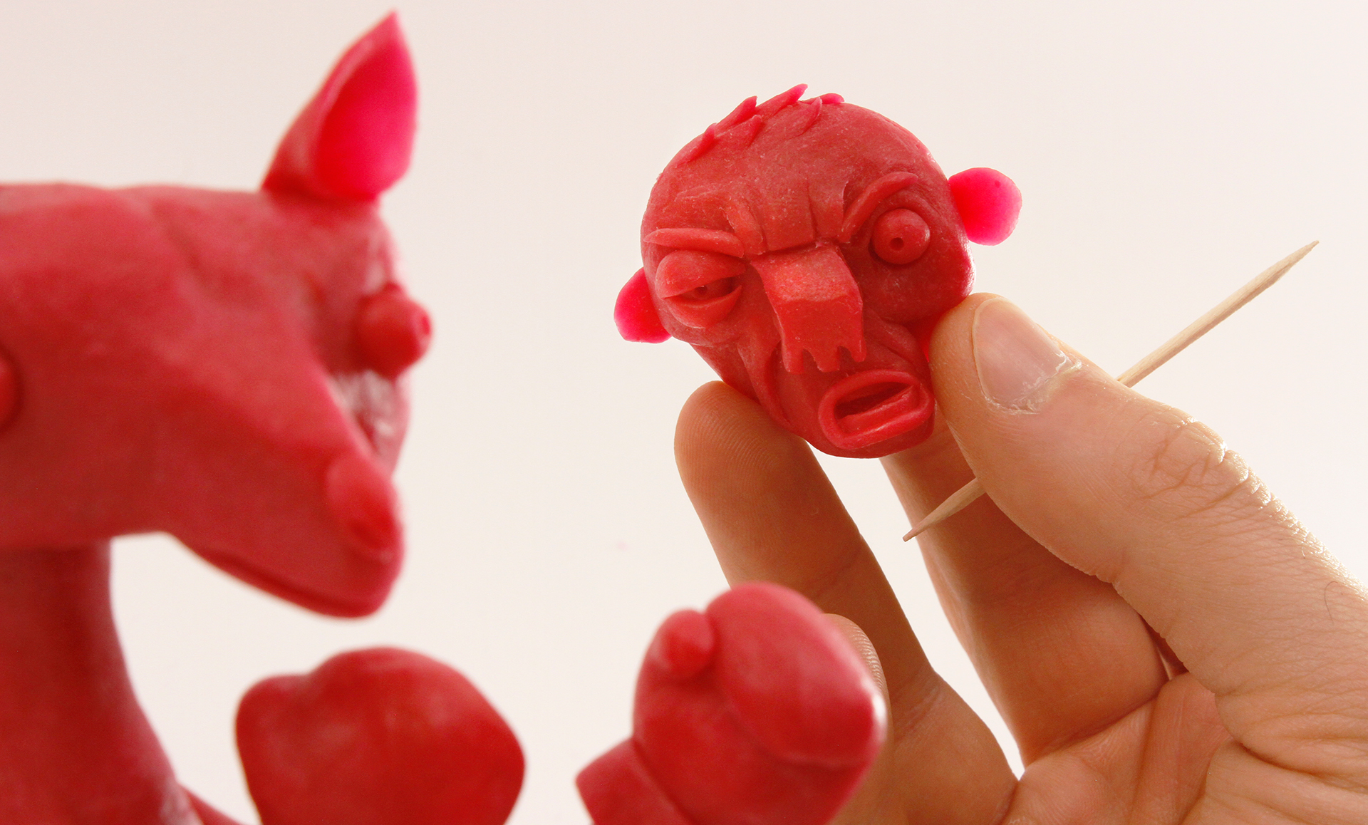 Gianluca Maruotti joue avec la peau des Babybel pour faire évoluer des sculptures amusantes