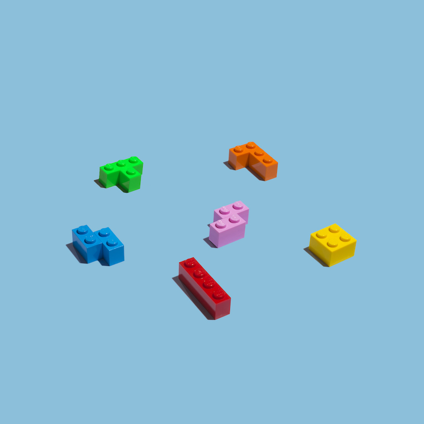 Jaime Sánchez détourne les objets du quotidien en s'amusant avec des LEGO