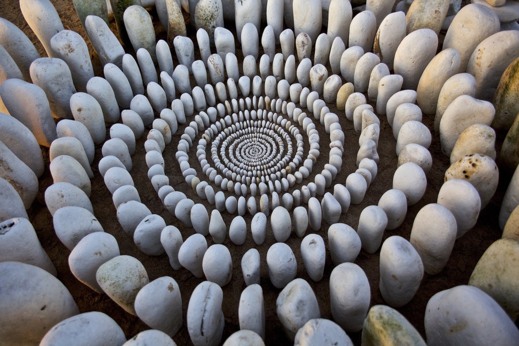 James Brunt joue avec les feuilles et les pierres pour créer des motifs hypnotisants