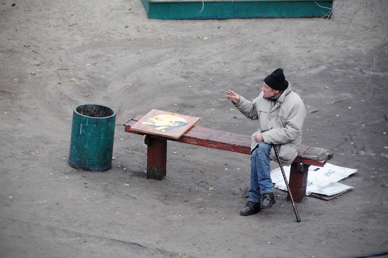 Pendant 10 ans, Jeka Kotenko photographie le même banc et la vie qui l'entoure
