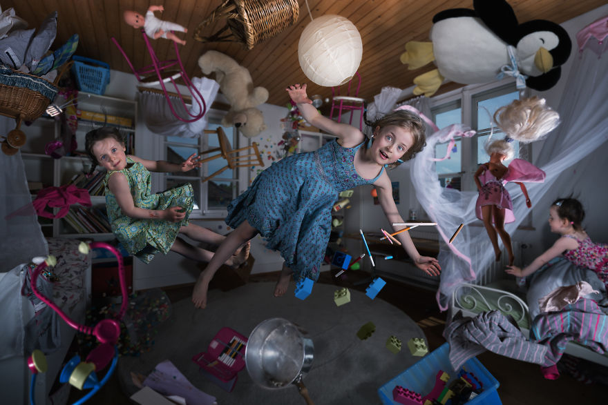Le photographe John Wilhelm met en scène ses filles dans des montages extraordinaires