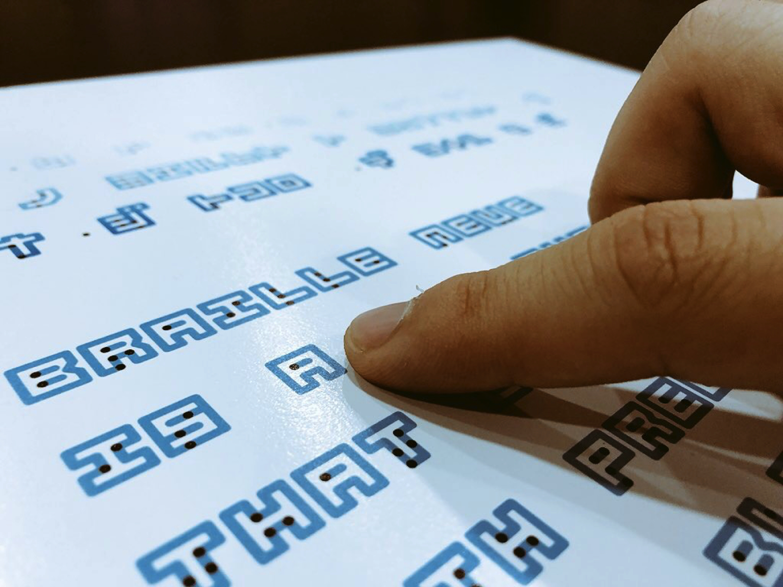 Ce designer a créé une police qui combine braille et écriture traditionnelle