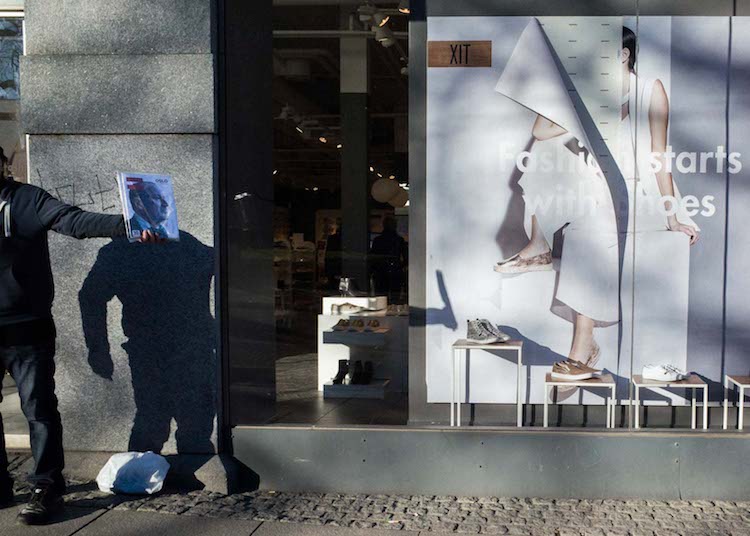 Le photographe Pau Buscató capture des hasards insolites dans les villes du monde entier
