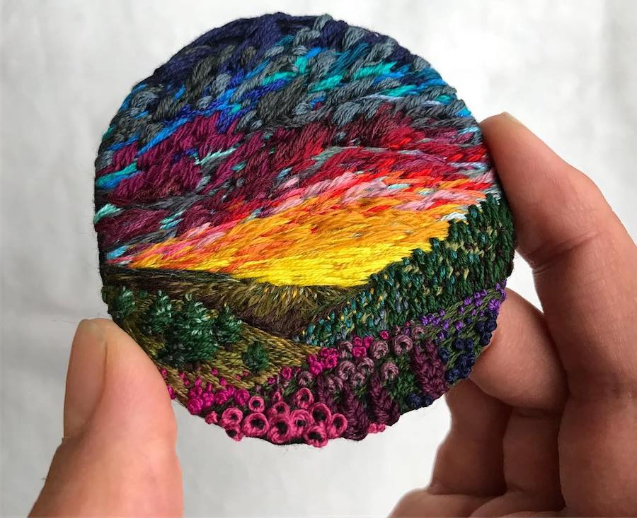 Cette artiste brode des paysages sublimes avec des fils colorés