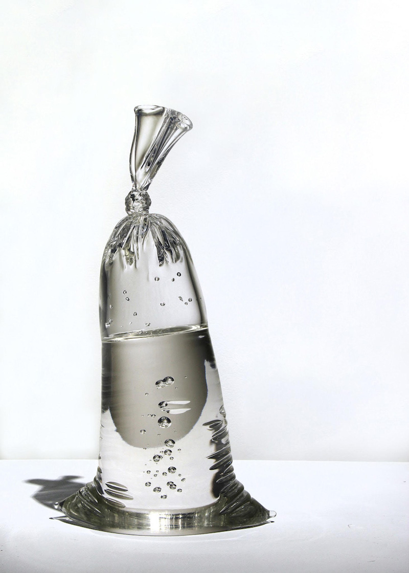 Ces sculptures en verre imitent à la perfection des sacs remplis d'eau