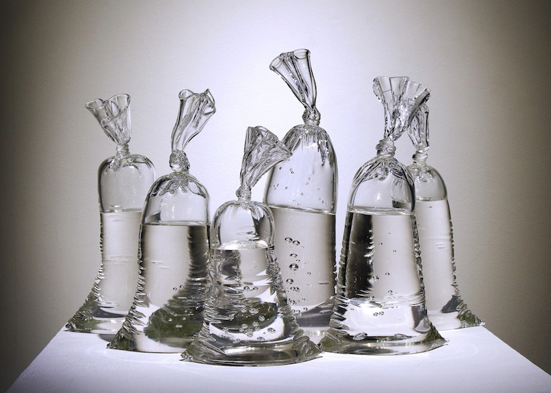 Ces sculptures en verre imitent à la perfection des sacs remplis d'eau