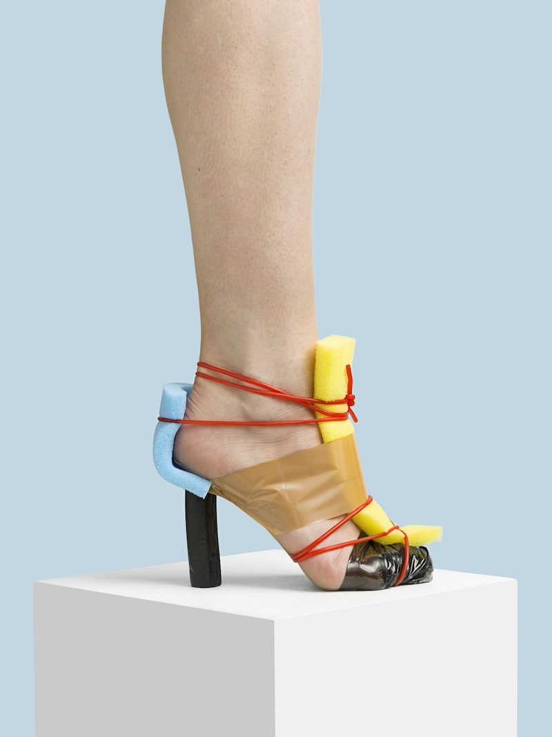 Le photographe Nikolaj Beyer crée des chaussures insolites avec des objets inattendus