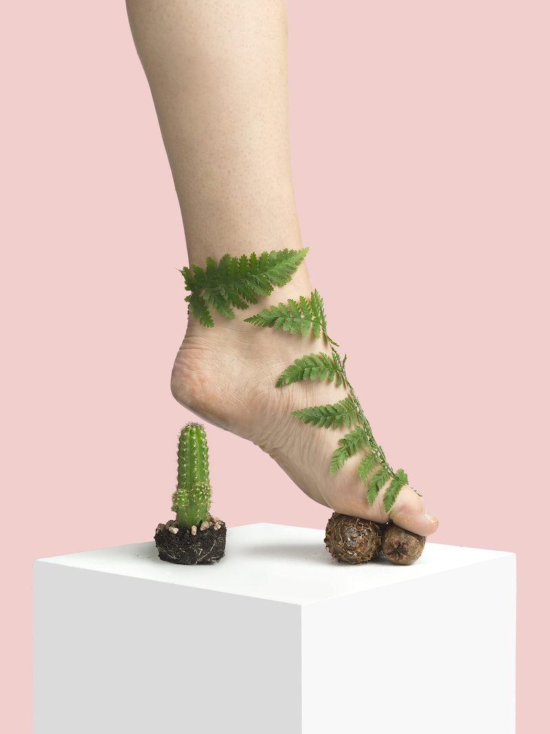 Le photographe Nikolaj Beyer crée des chaussures insolites avec des objets inattendus