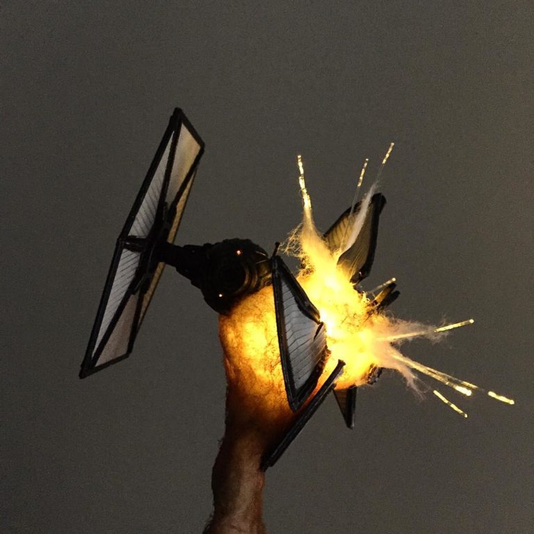 Il reproduit les explosions des vaisseaux dans Star Wars... avec du ...