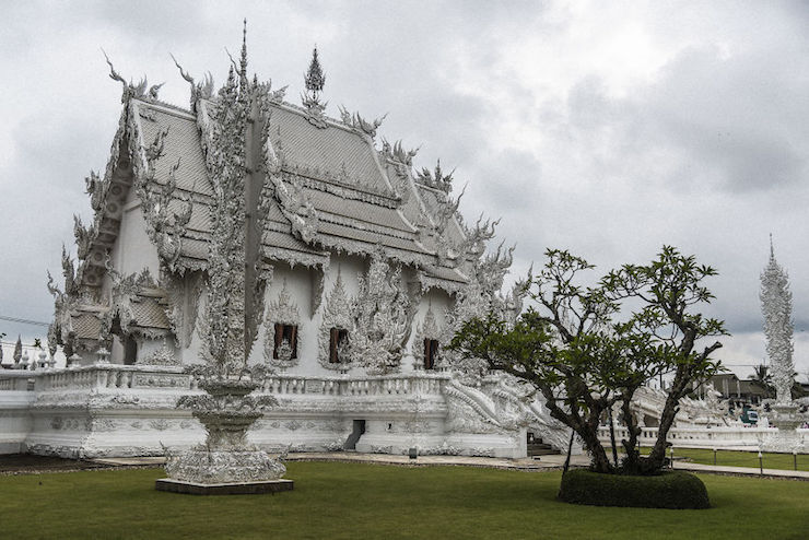 In Thailand, this unique temple in the world is the perfect mix between Heaven and Hell