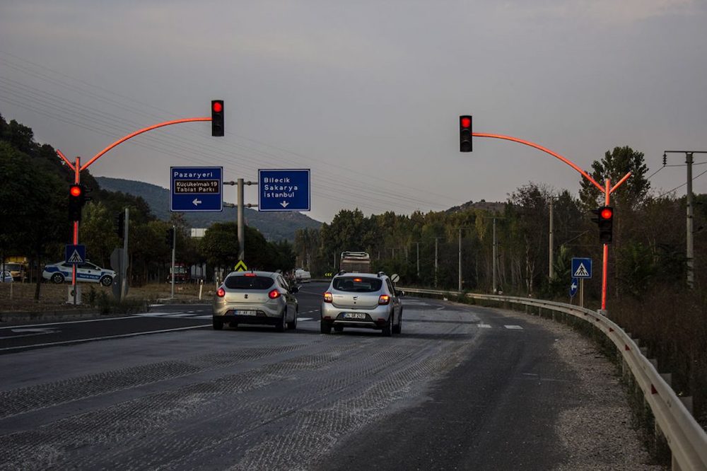 En Turquie, ces feux de circulation ont des poteaux qui s’illuminent de la couleur du feu ! Par  Thomas R. Feux-circulation-poteaux-lumieres-ekaldes-turquie-8