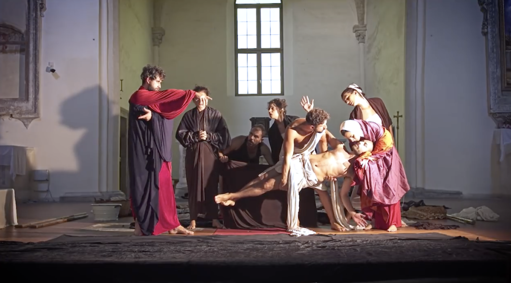 Cette troupe de théâtre reproduit des peintures célèbres avec des