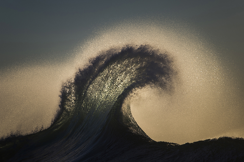 Le photographe Ray Collins rend hommage à la beauté des vagues avec des clichés envoûtants ! By  Claire L. Ray-collins-photographies-vagues-ocean-7