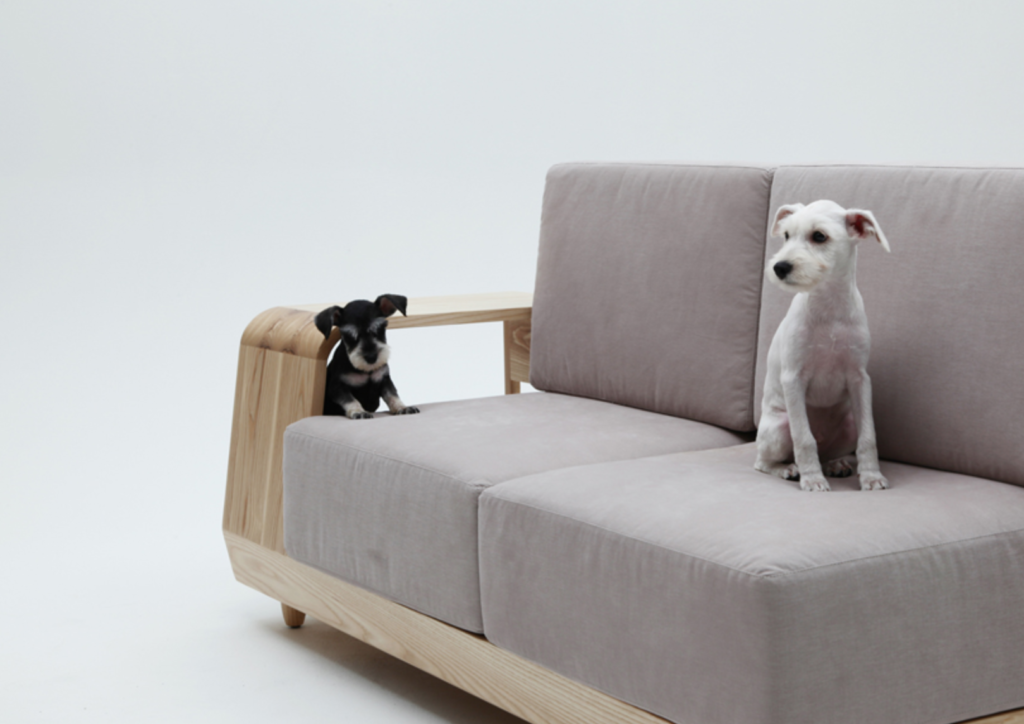 Ce canapé design cache dans son accoudoir... un minicanapé pour votre chien