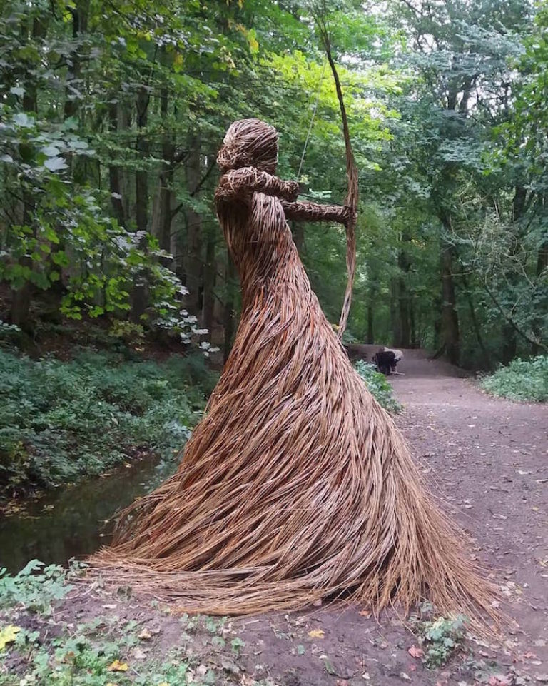 Cette artiste réalise des sculptures étonnantes et féériques en tressant des tiges de saule