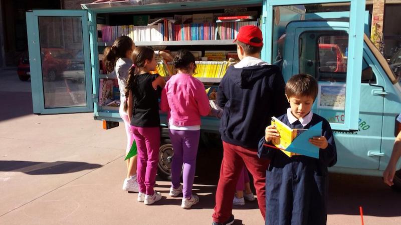 Il transforme un camion en mini-librairie ambulante pour promouvoir la lecture auprès des enfants ! By Victor M. Bibliotheque-camion-enfants-2