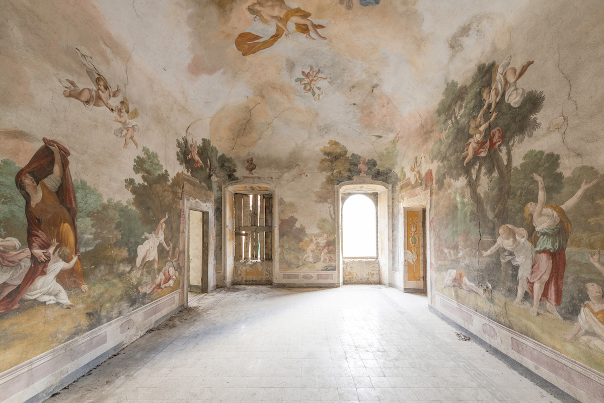 Il capture les fresques des palais abandonnés pour des photos envoûtantes et mystérieuses ! By Mélissa N.  Fresques-abandon-photographie-romain-veillon-1