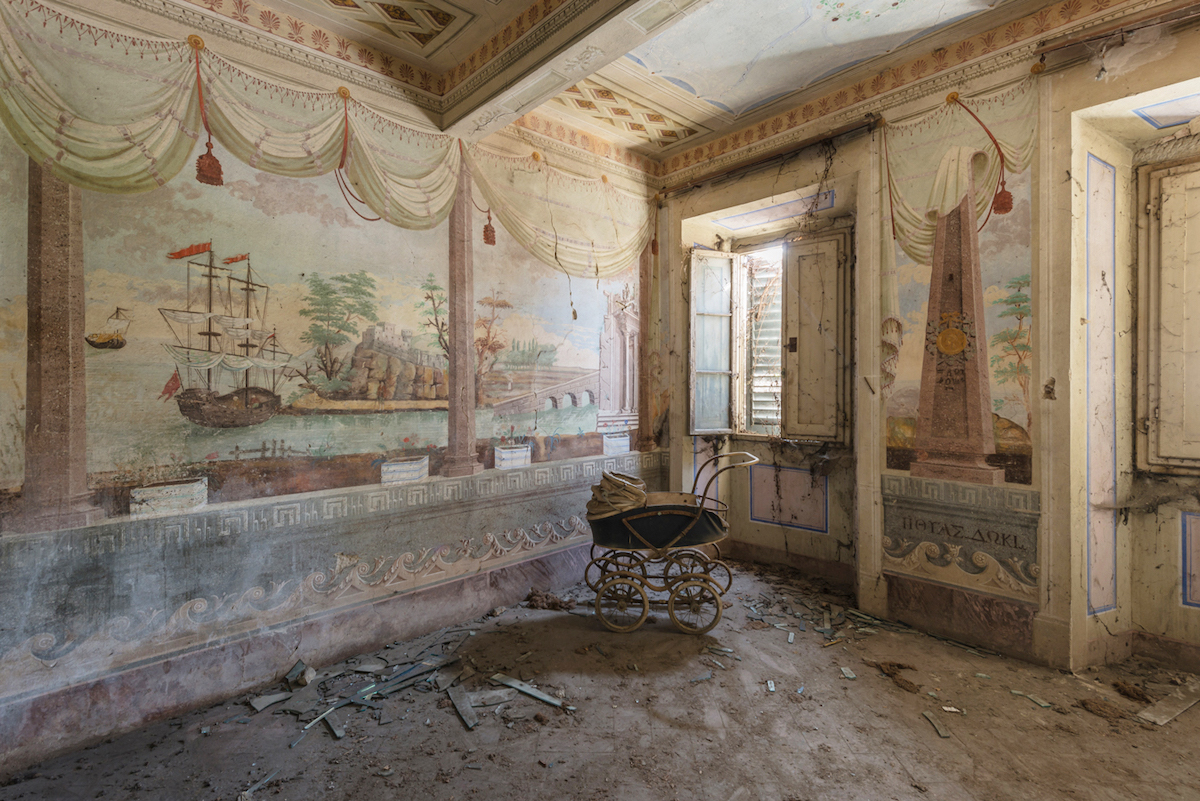 Il capture les fresques des palais abandonnés pour des photos envoûtantes et mystérieuses ! By Mélissa N.  Fresques-abandon-photographie-romain-veillon-10