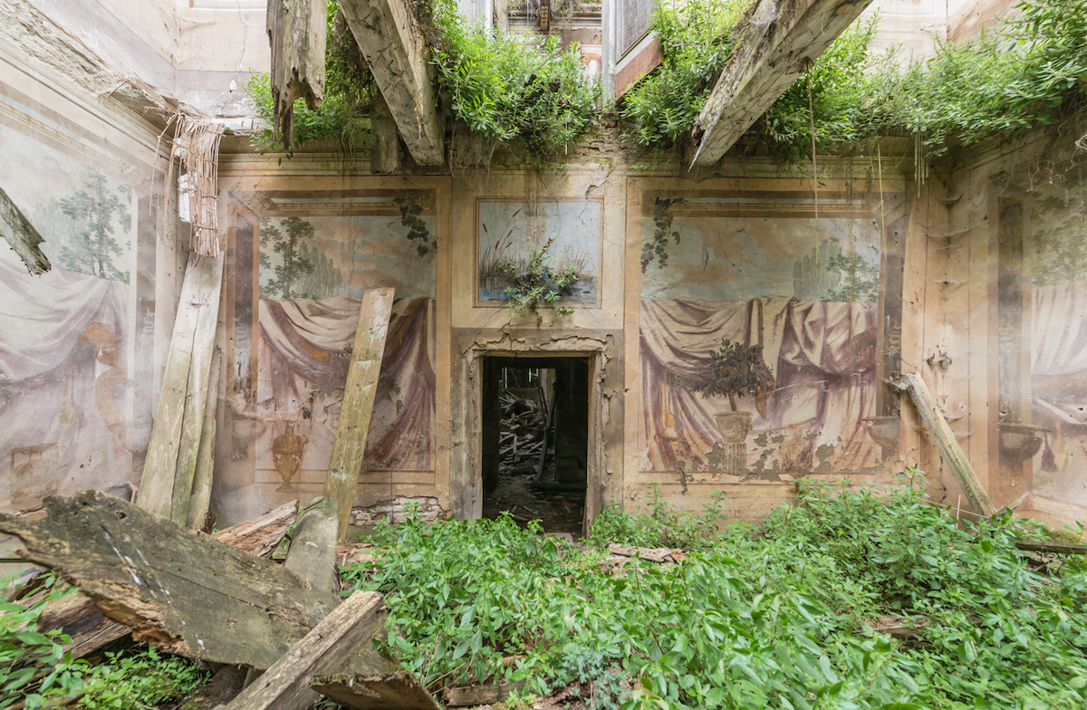 Il capture les fresques des palais abandonnés pour des photos envoûtantes et mystérieuses ! By Mélissa N.  Fresques-abandon-photographie-romain-veillon-12